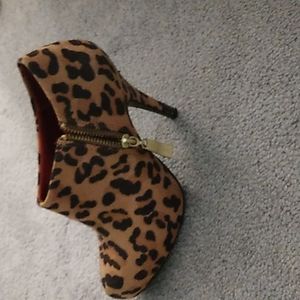 Christian Siriano womens leopard booties size 5 1/2